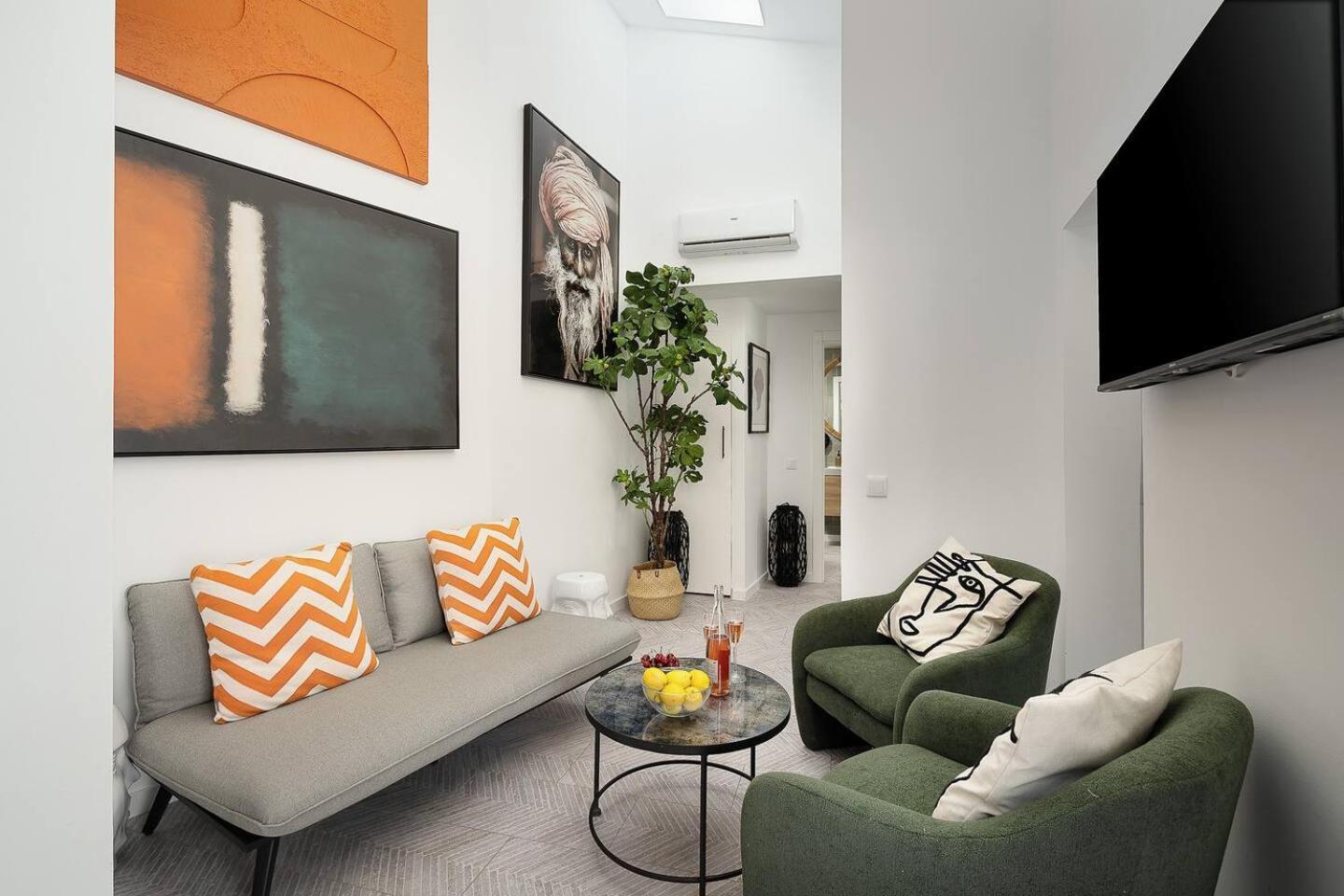 Small Historic Townhouse By Promenade Near Beaches Holiday home
